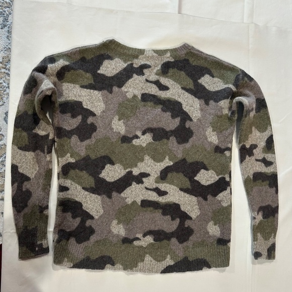 360 CASHMERE Green and Gray Camo Print Knit Sweater - Size XS. - Picture 11 of 15